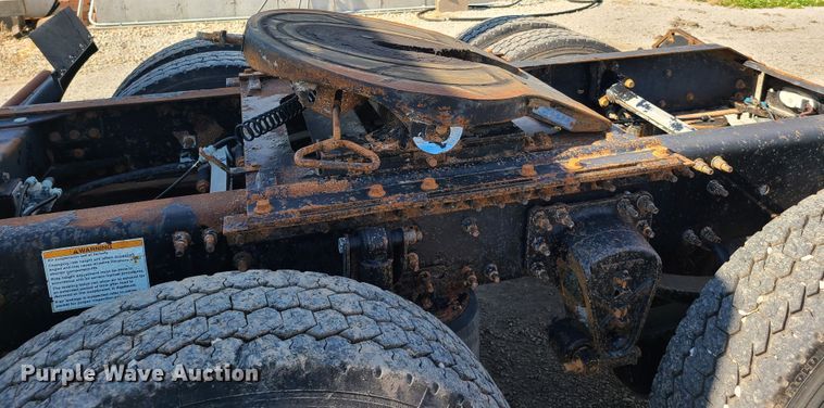 image for item GT9049 2004 Volvo VN  semi truck