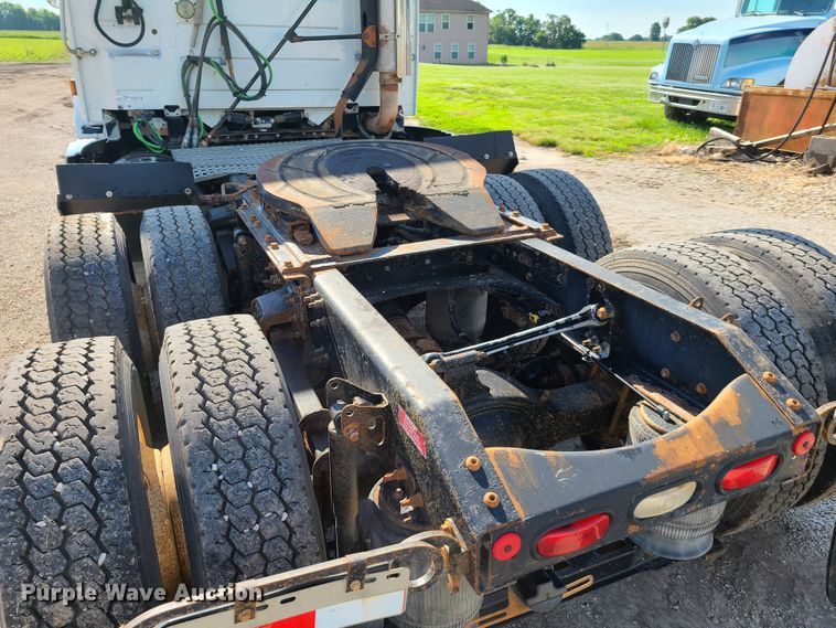 image for item GT9049 2004 Volvo VN  semi truck