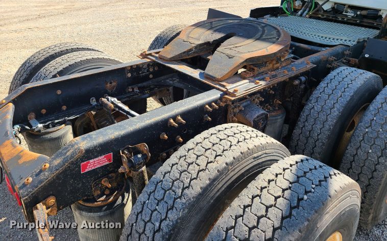 image for item GT9049 2004 Volvo VN  semi truck