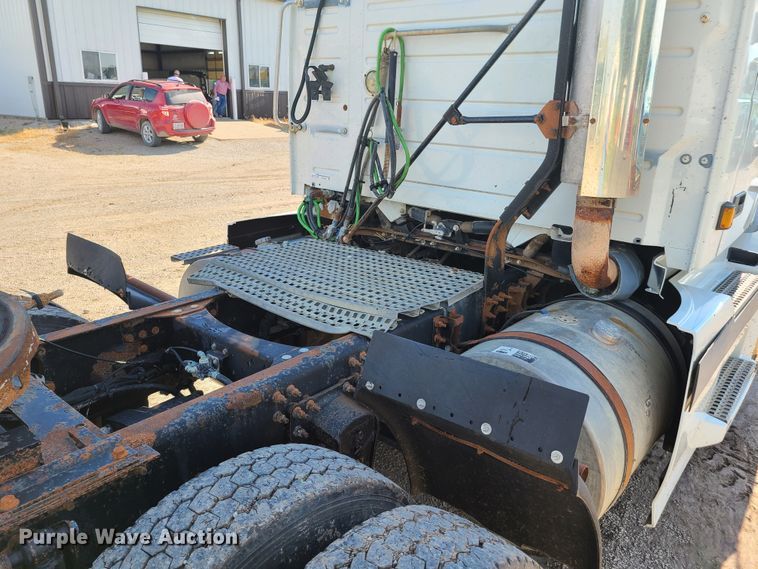 image for item GT9049 2004 Volvo VN  semi truck