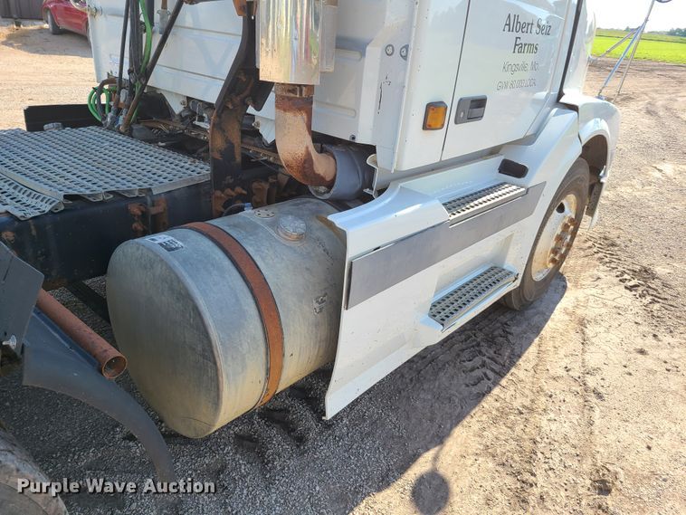 image for item GT9049 2004 Volvo VN  semi truck