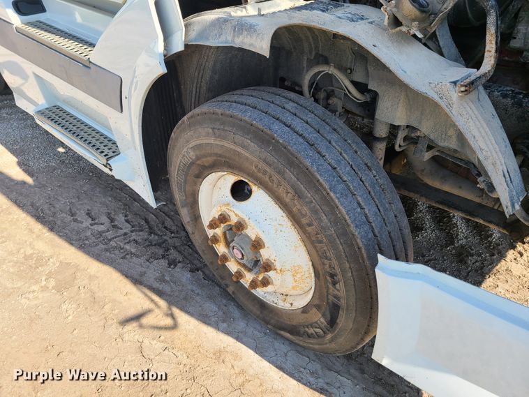 image for item GT9049 2004 Volvo VN  semi truck