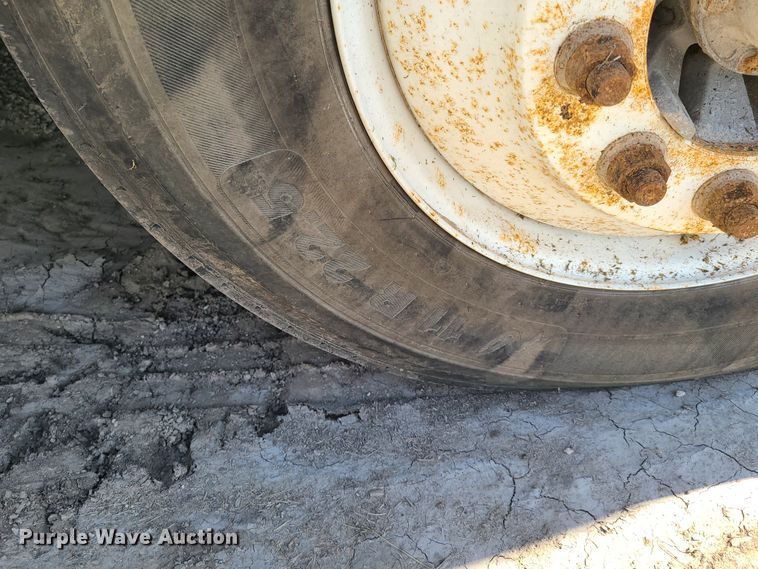 image for item GT9049 2004 Volvo VN  semi truck