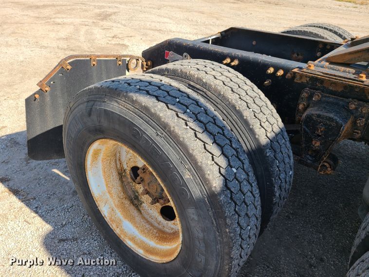 image for item GT9049 2004 Volvo VN  semi truck