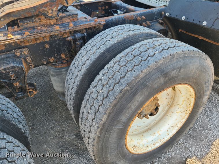 image for item GT9049 2004 Volvo VN  semi truck