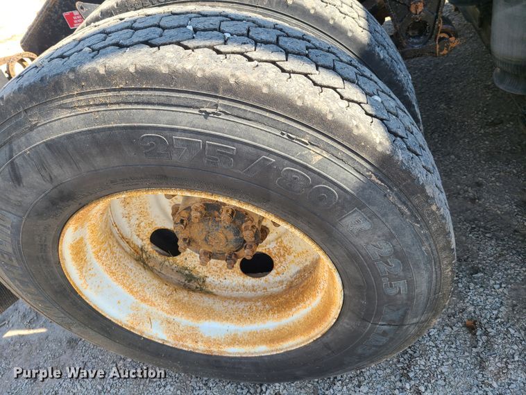 image for item GT9049 2004 Volvo VN  semi truck