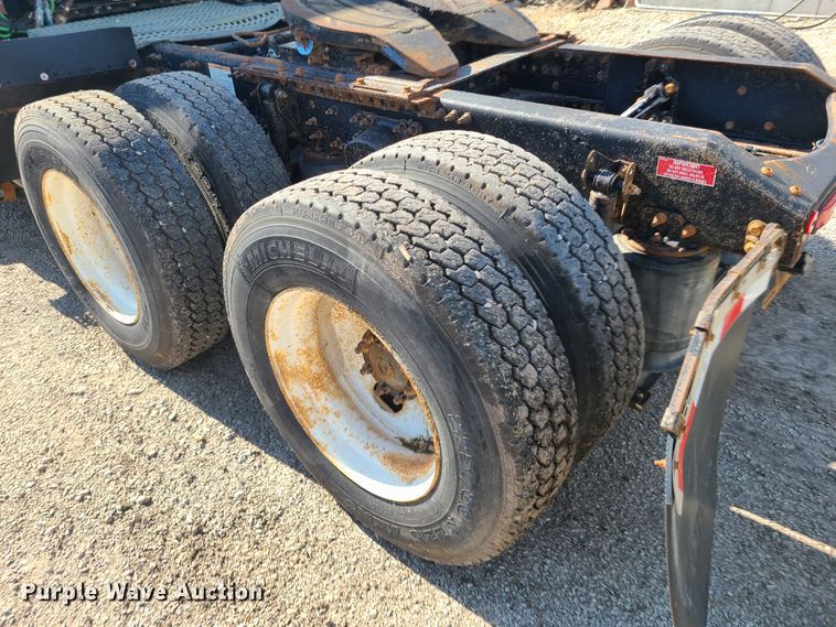 image for item GT9049 2004 Volvo VN  semi truck