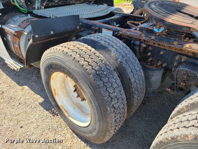 image for item GT9049 2004 Volvo VN  semi truck