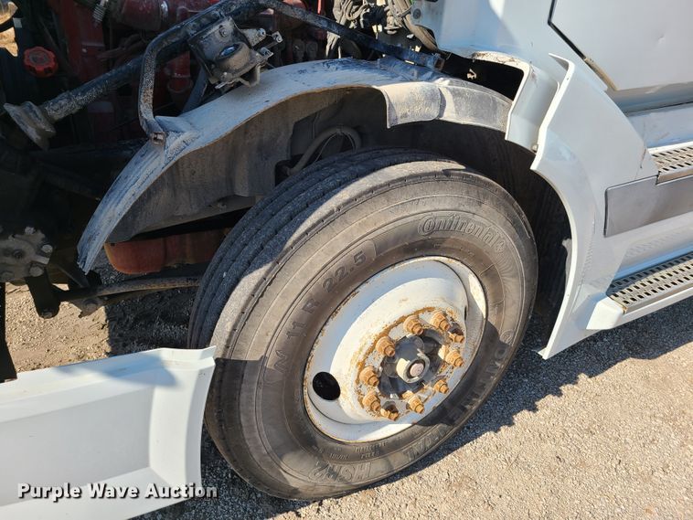 image for item GT9049 2004 Volvo VN  semi truck