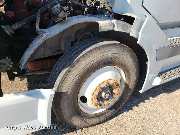 image for item GT9049 2004 Volvo VN  semi truck