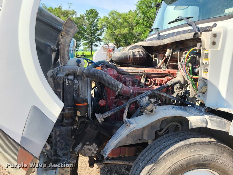 image for item GT9049 2004 Volvo VN  semi truck