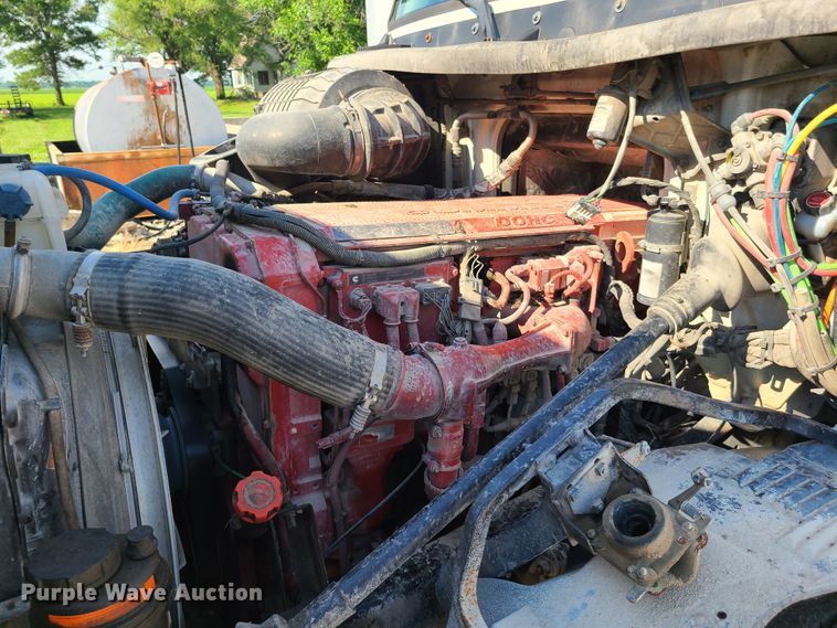 image for item GT9049 2004 Volvo VN  semi truck