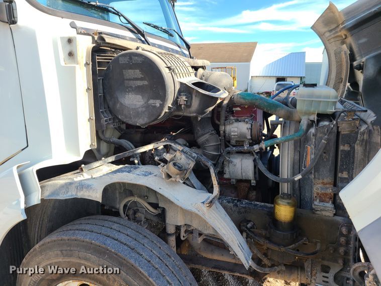 image for item GT9049 2004 Volvo VN  semi truck