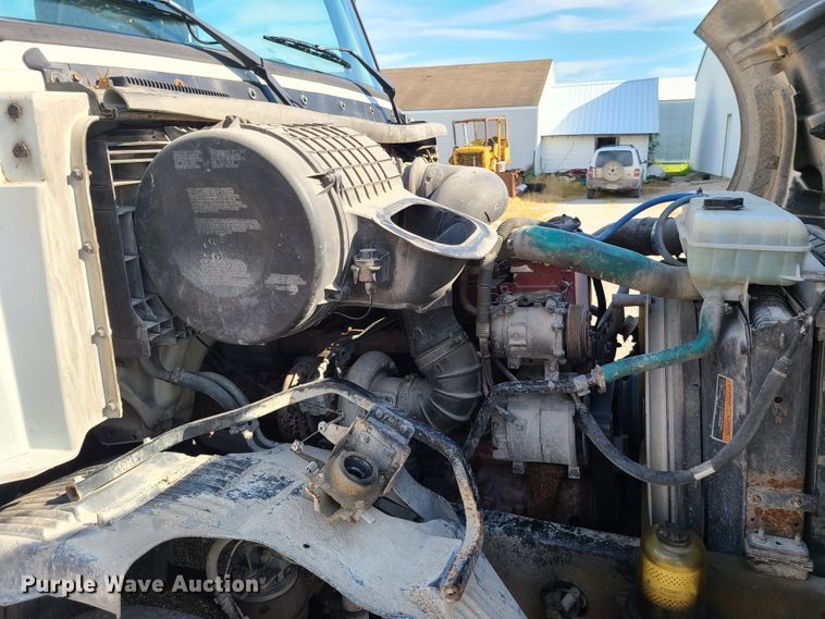 image for item GT9049 2004 Volvo VN  semi truck