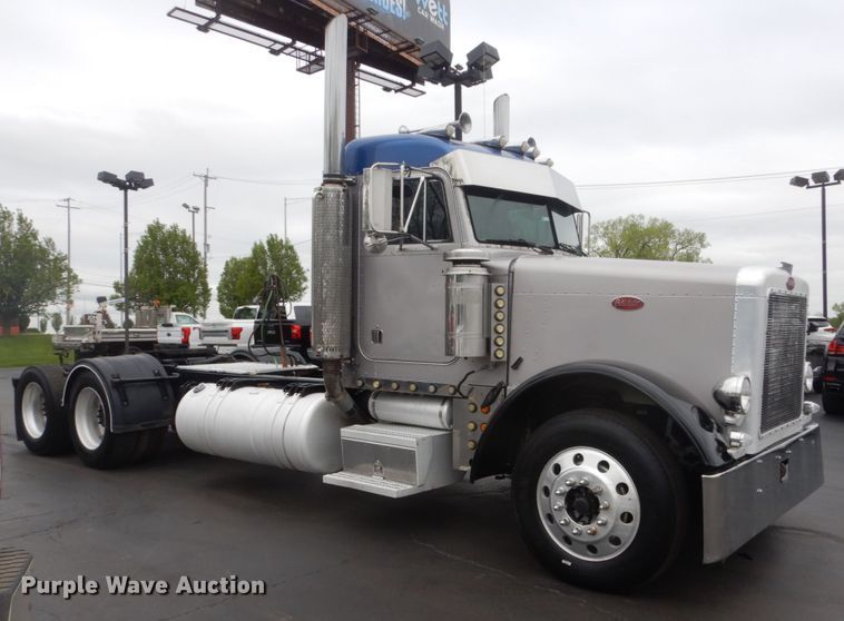 image for item GW9963 2000 Peterbilt 377  semi truck