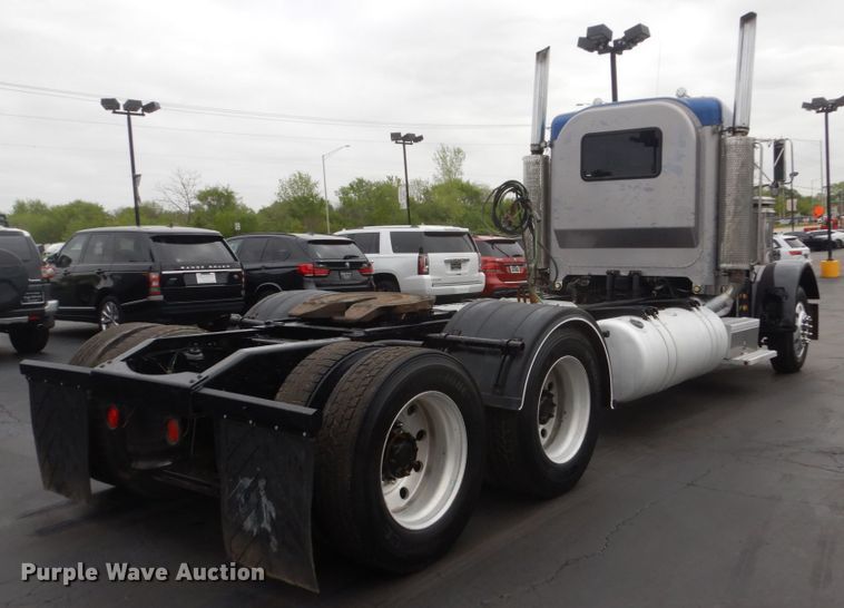 image for item GW9963 2000 Peterbilt 377  semi truck