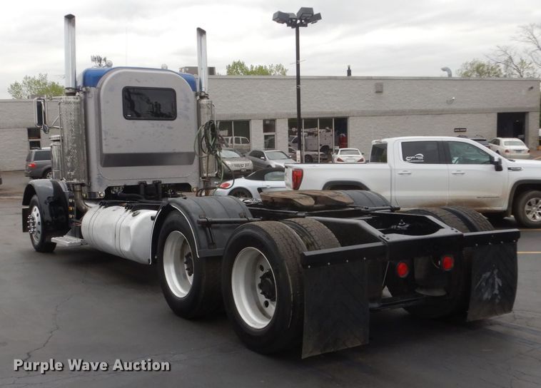 image for item GW9963 2000 Peterbilt 377  semi truck