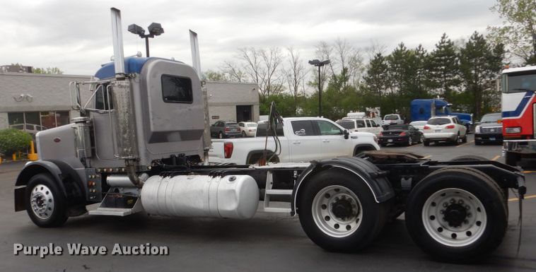 image for item GW9963 2000 Peterbilt 377  semi truck