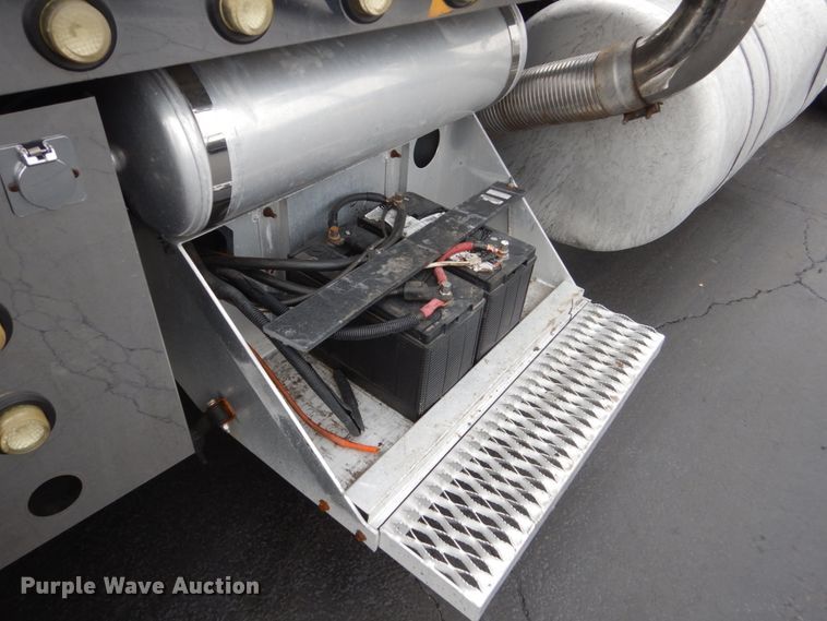 image for item GW9963 2000 Peterbilt 377  semi truck