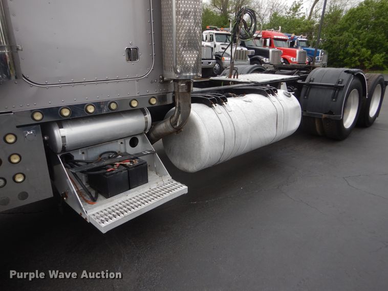 image for item GW9963 2000 Peterbilt 377  semi truck