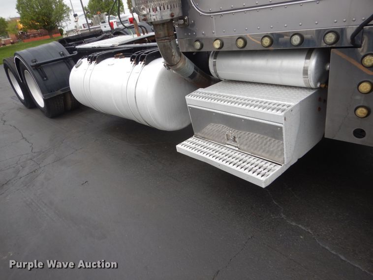 image for item GW9963 2000 Peterbilt 377  semi truck