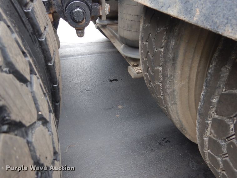 image for item GW9963 2000 Peterbilt 377  semi truck