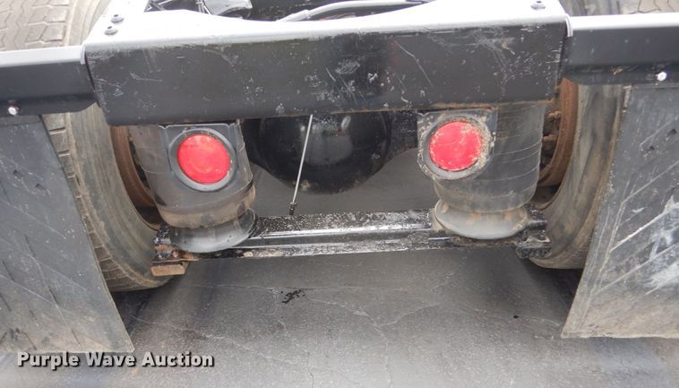 image for item GW9963 2000 Peterbilt 377  semi truck