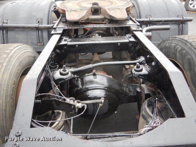 image for item GW9963 2000 Peterbilt 377  semi truck