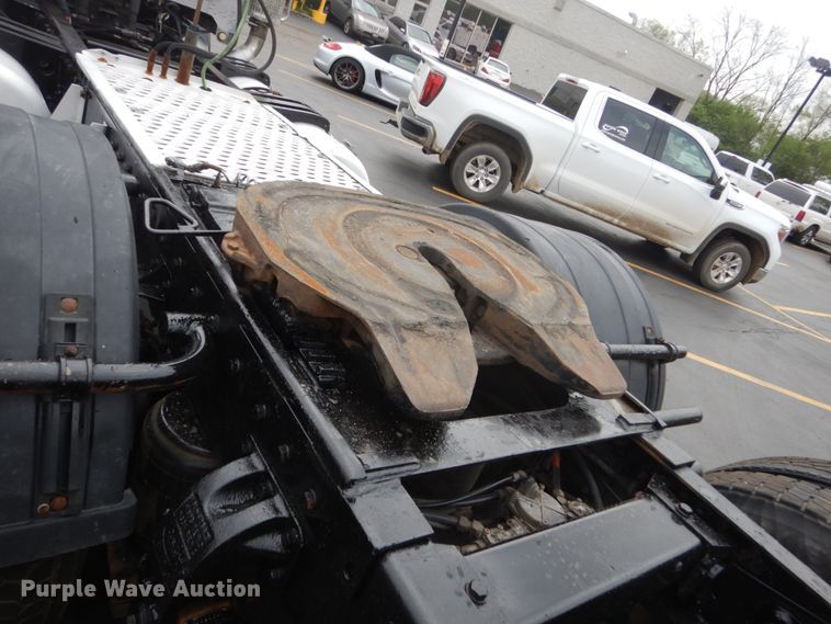 image for item GW9963 2000 Peterbilt 377  semi truck