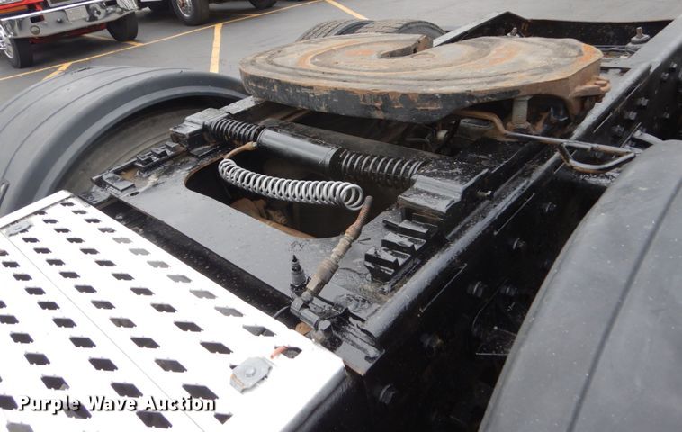 image for item GW9963 2000 Peterbilt 377  semi truck