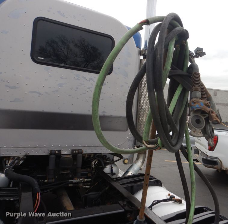 image for item GW9963 2000 Peterbilt 377  semi truck