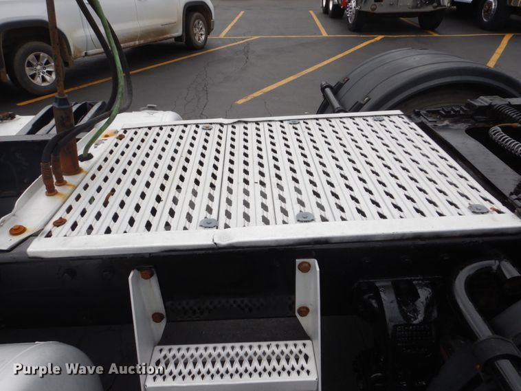 image for item GW9963 2000 Peterbilt 377  semi truck