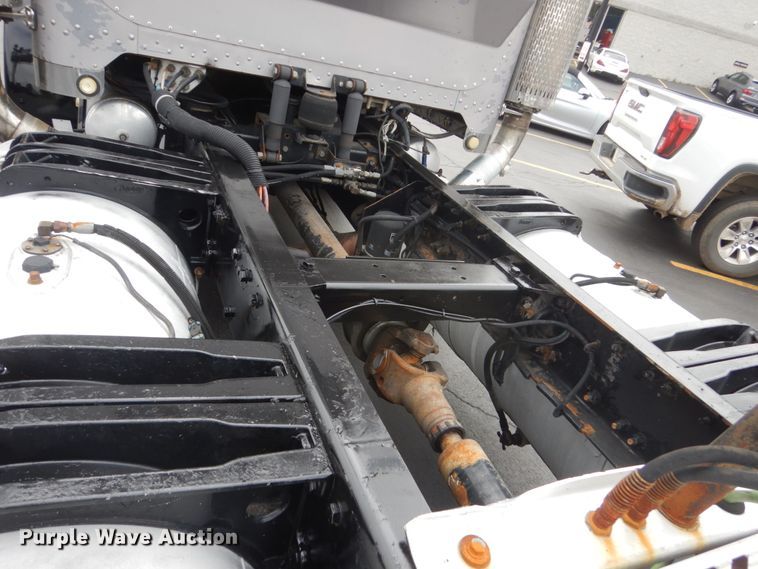 image for item GW9963 2000 Peterbilt 377  semi truck