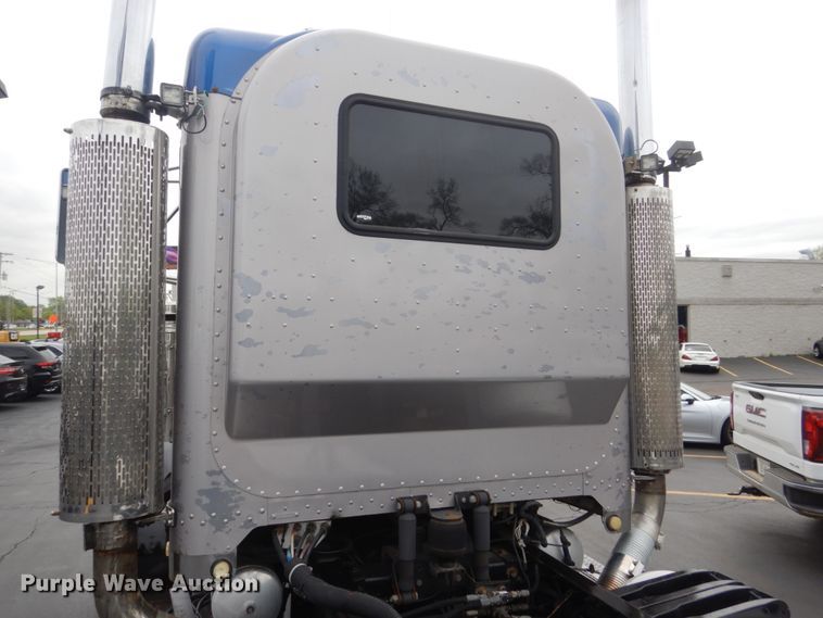 image for item GW9963 2000 Peterbilt 377  semi truck