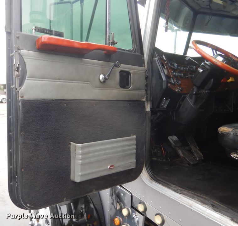 image for item GW9963 2000 Peterbilt 377  semi truck