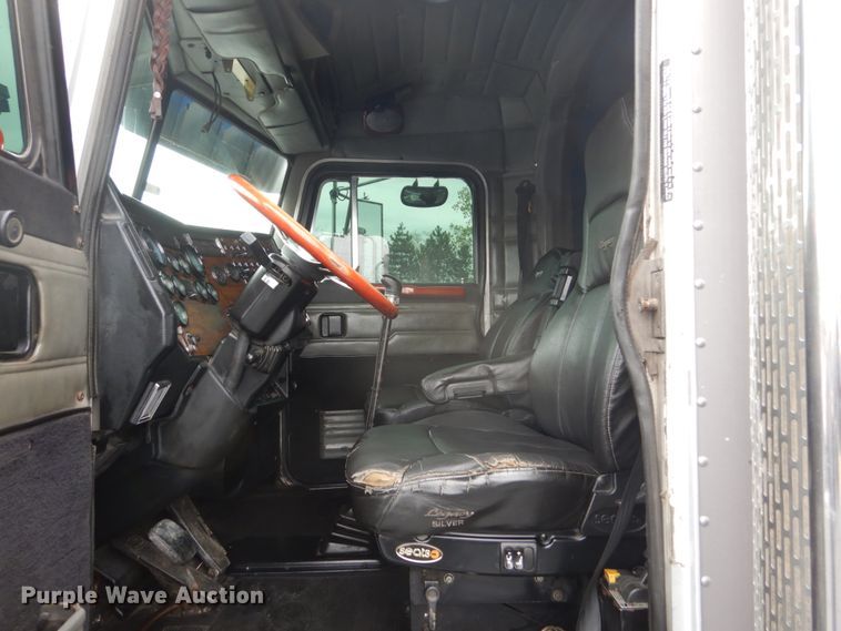 image for item GW9963 2000 Peterbilt 377  semi truck