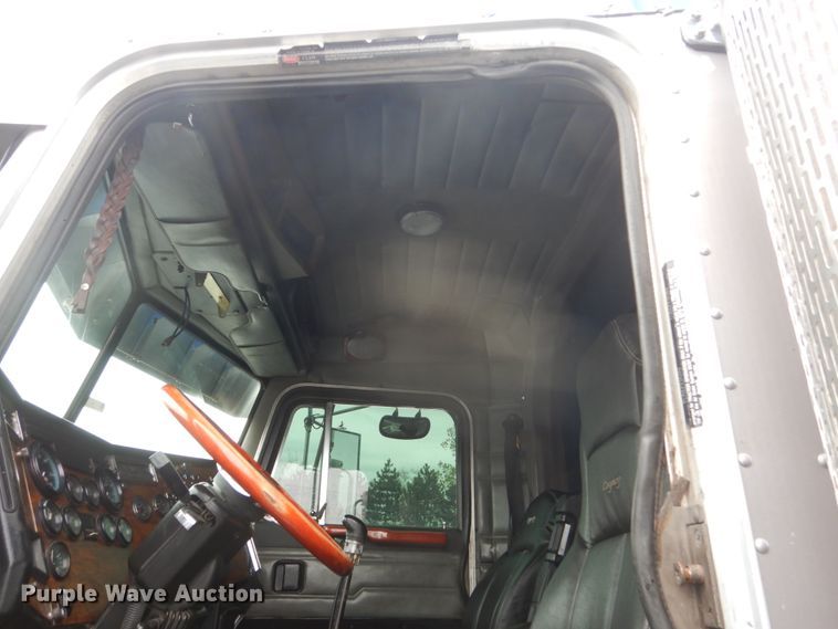 image for item GW9963 2000 Peterbilt 377  semi truck