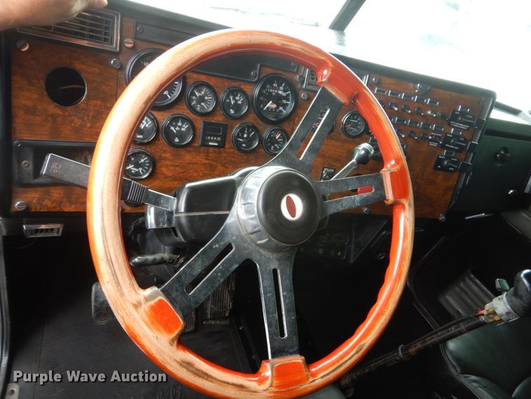 image for item GW9963 2000 Peterbilt 377  semi truck