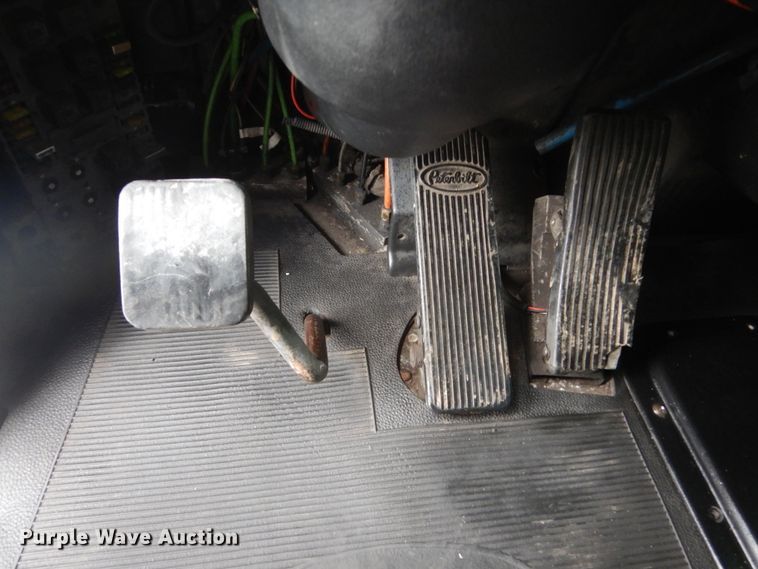 image for item GW9963 2000 Peterbilt 377  semi truck