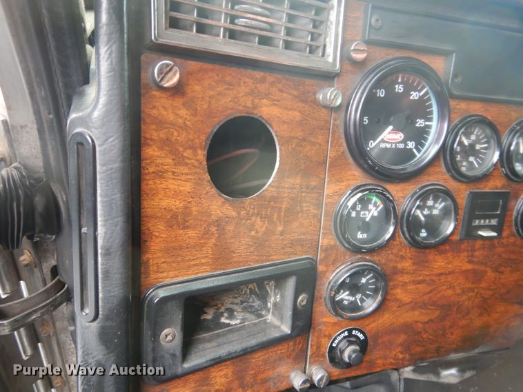 image for item GW9963 2000 Peterbilt 377  semi truck