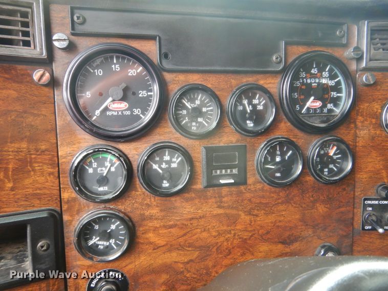 image for item GW9963 2000 Peterbilt 377  semi truck