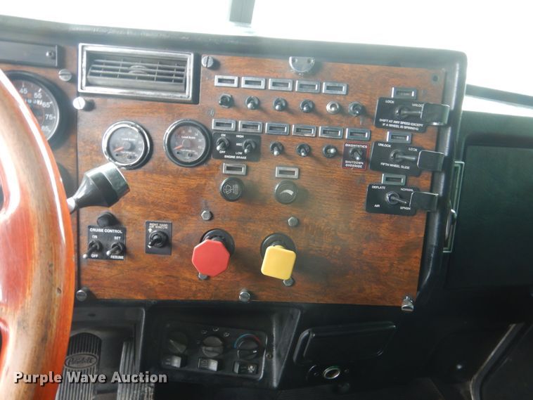 image for item GW9963 2000 Peterbilt 377  semi truck