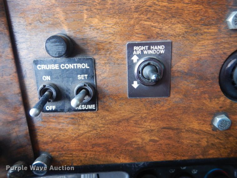 image for item GW9963 2000 Peterbilt 377  semi truck