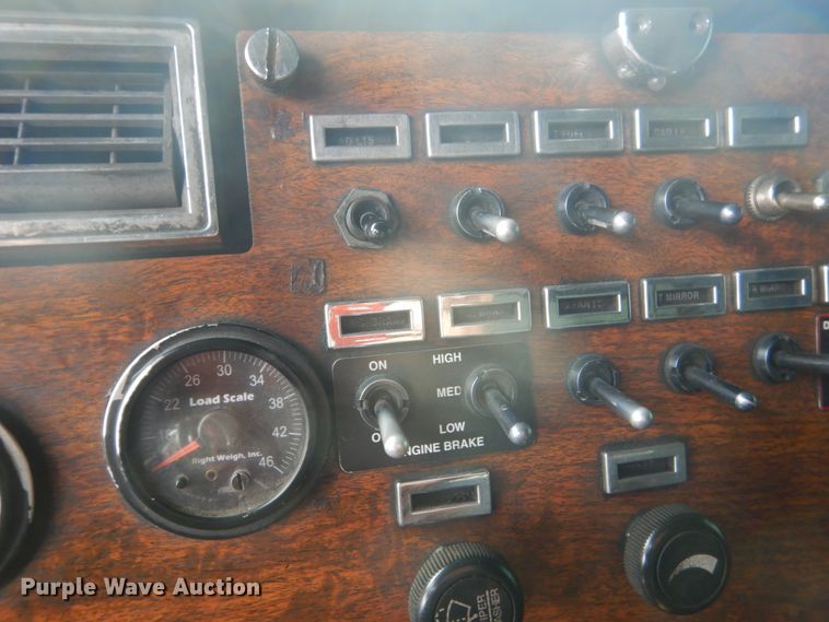 image for item GW9963 2000 Peterbilt 377  semi truck