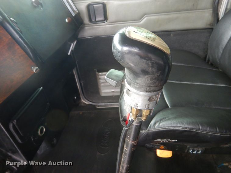 image for item GW9963 2000 Peterbilt 377  semi truck