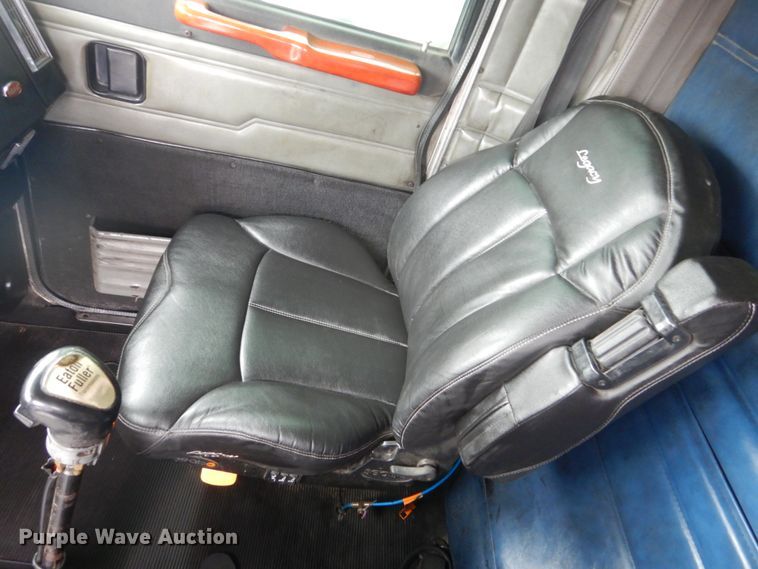 image for item GW9963 2000 Peterbilt 377  semi truck