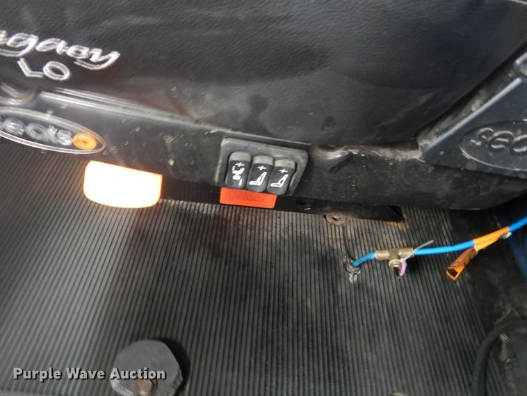 image for item GW9963 2000 Peterbilt 377  semi truck