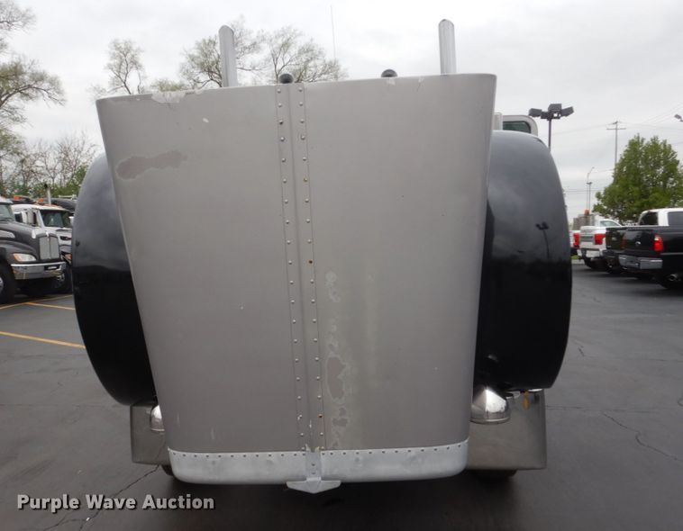 image for item GW9963 2000 Peterbilt 377  semi truck