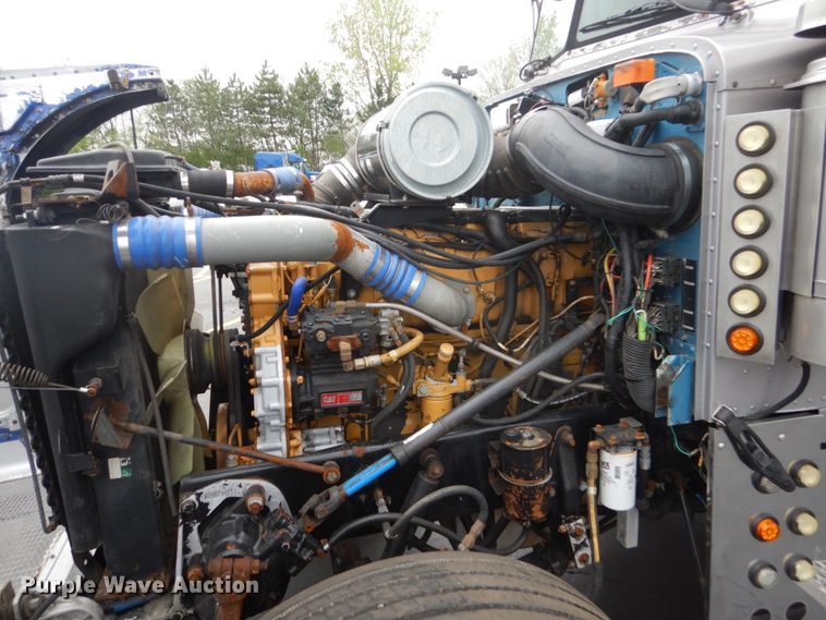 image for item GW9963 2000 Peterbilt 377  semi truck