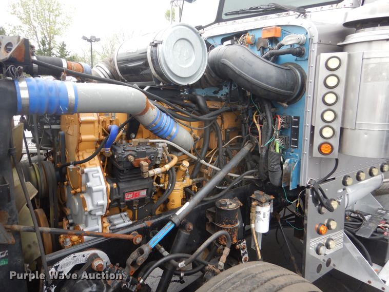 image for item GW9963 2000 Peterbilt 377  semi truck